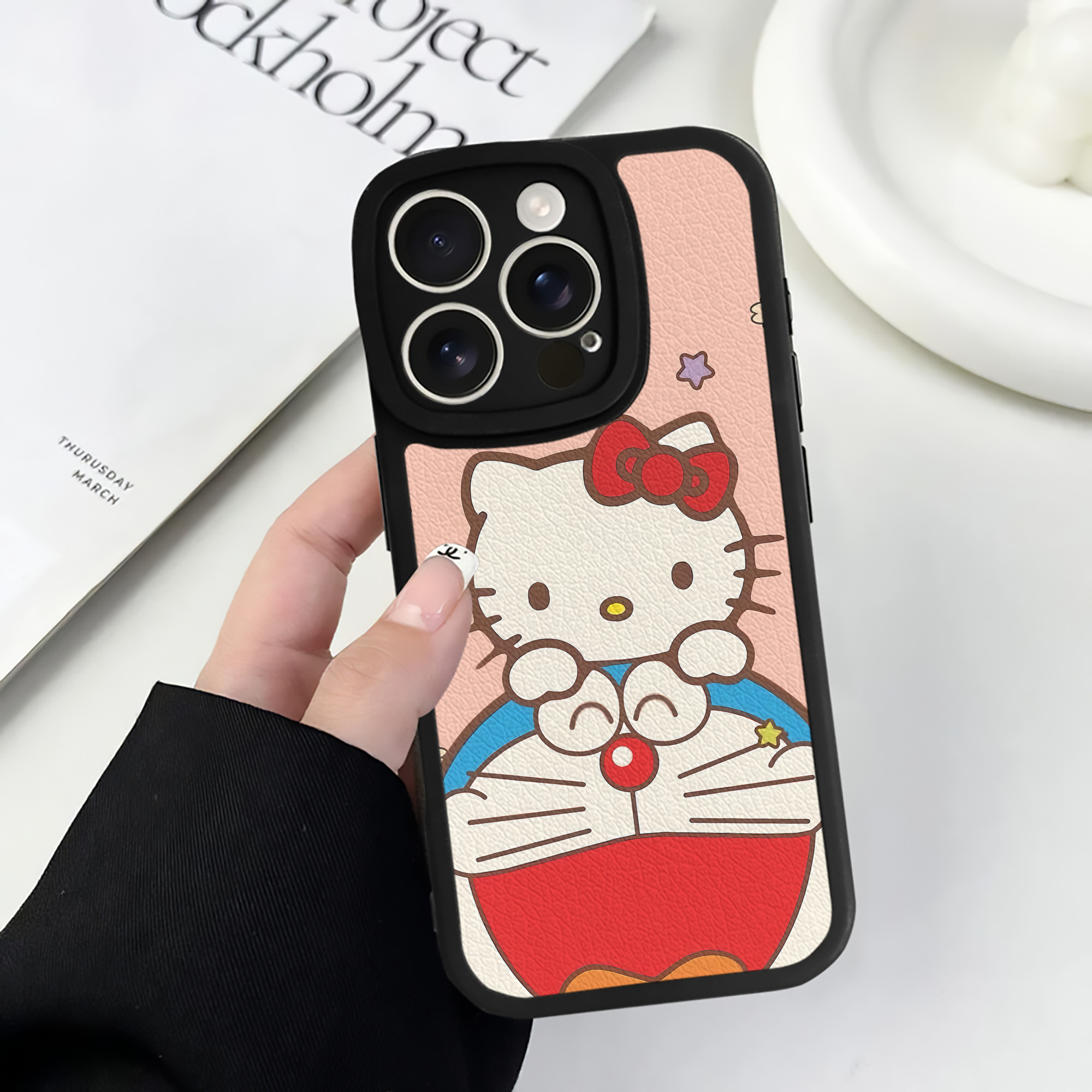 （画像用） ドラえもん Doraemon 【iPhone 16シリーズ対応】シリコンスマホケース（レザー調） 材質：シリコン